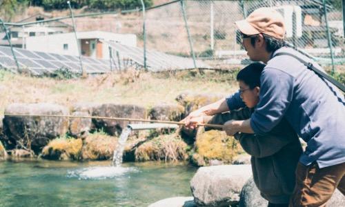 川の家 おさかで親子が釣りを楽しむ様子