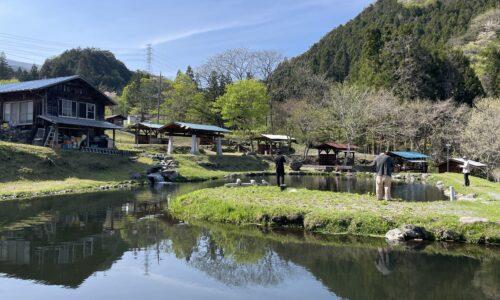 釣り場 恵比寿の釣り池と周囲の山並み
